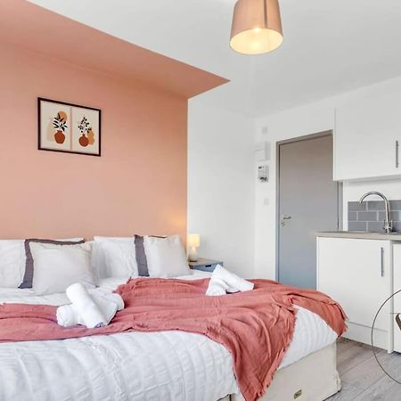 Sienna Longton Studio 2D - Wi-Fi, Alton Towers, Netflix Stoke-on-Trent Exteriör bild