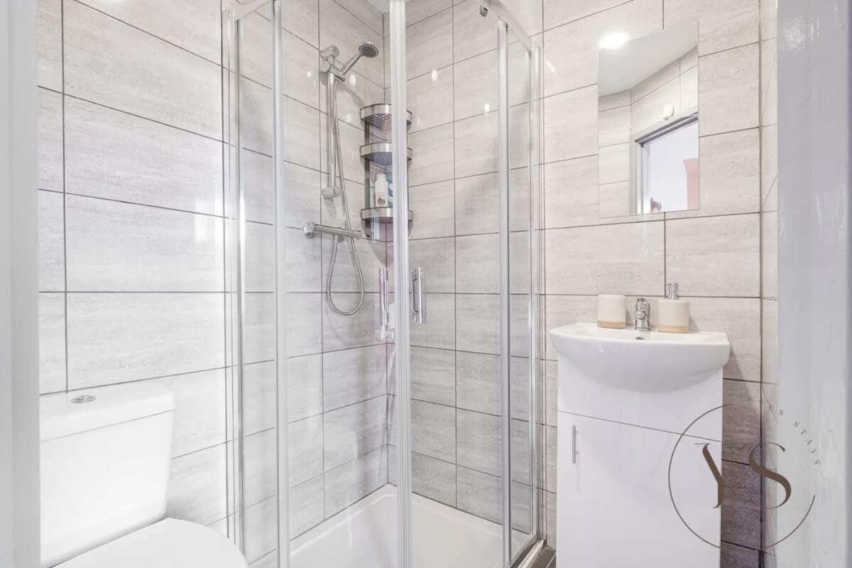 Sienna Longton Studio 2D - Wi-Fi, Alton Towers, Netflix Stoke-on-Trent Exteriör bild