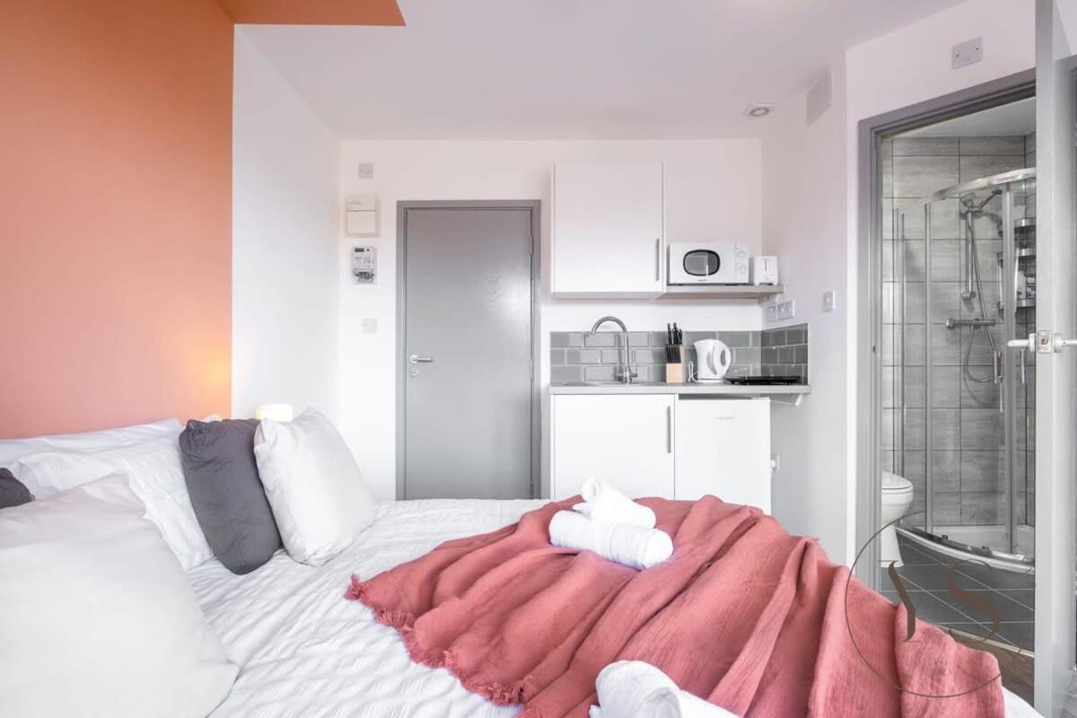 Sienna Longton Studio 2D - Wi-Fi, Alton Towers, Netflix Stoke-on-Trent Exteriör bild
