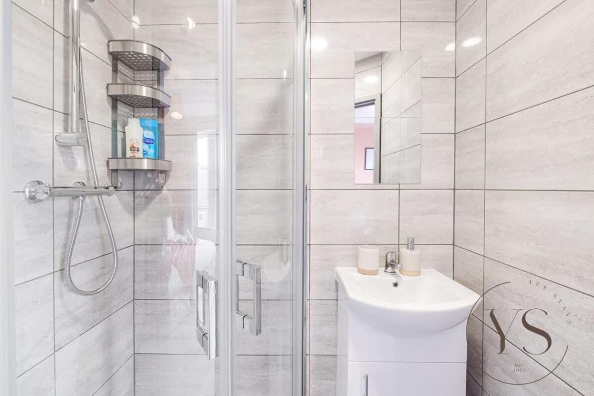 Sienna Longton Studio 2D - Wi-Fi, Alton Towers, Netflix Stoke-on-Trent Exteriör bild