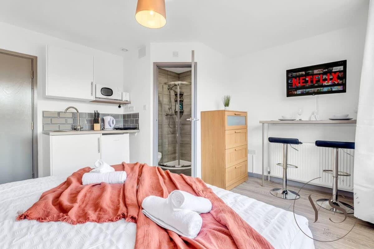 Sienna Longton Studio 2D - Wi-Fi, Alton Towers, Netflix Stoke-on-Trent Exteriör bild